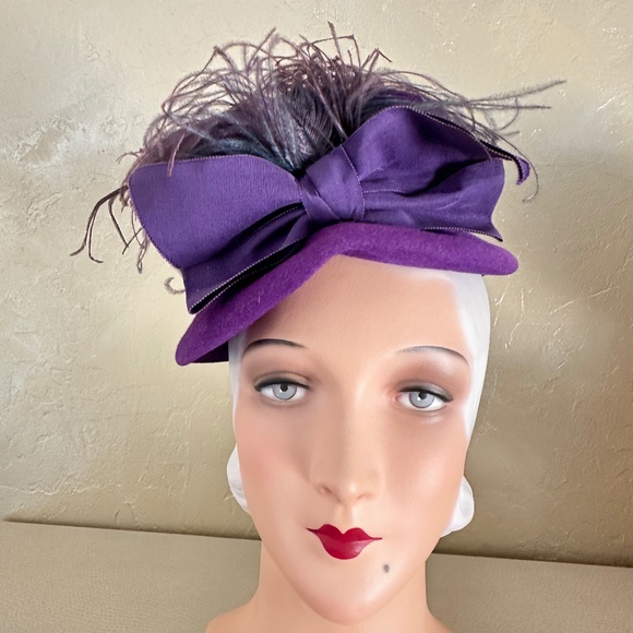 STELLAR 1940s' PURPLE HAT WITH GATHERED CROWN, GROSGRAIN TRIM + OSTRICH FEATHERS - Picture 2 of 14